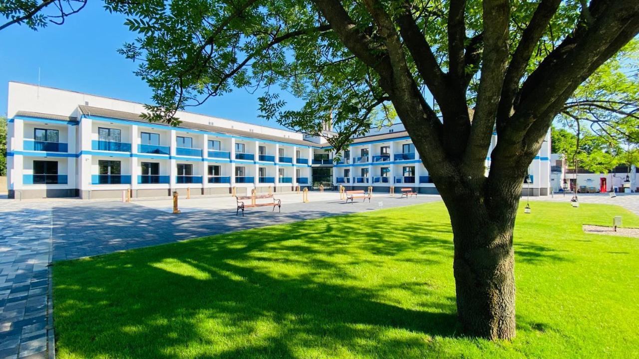 Nn Boutique Hotel Tiszaujvaros Luaran gambar