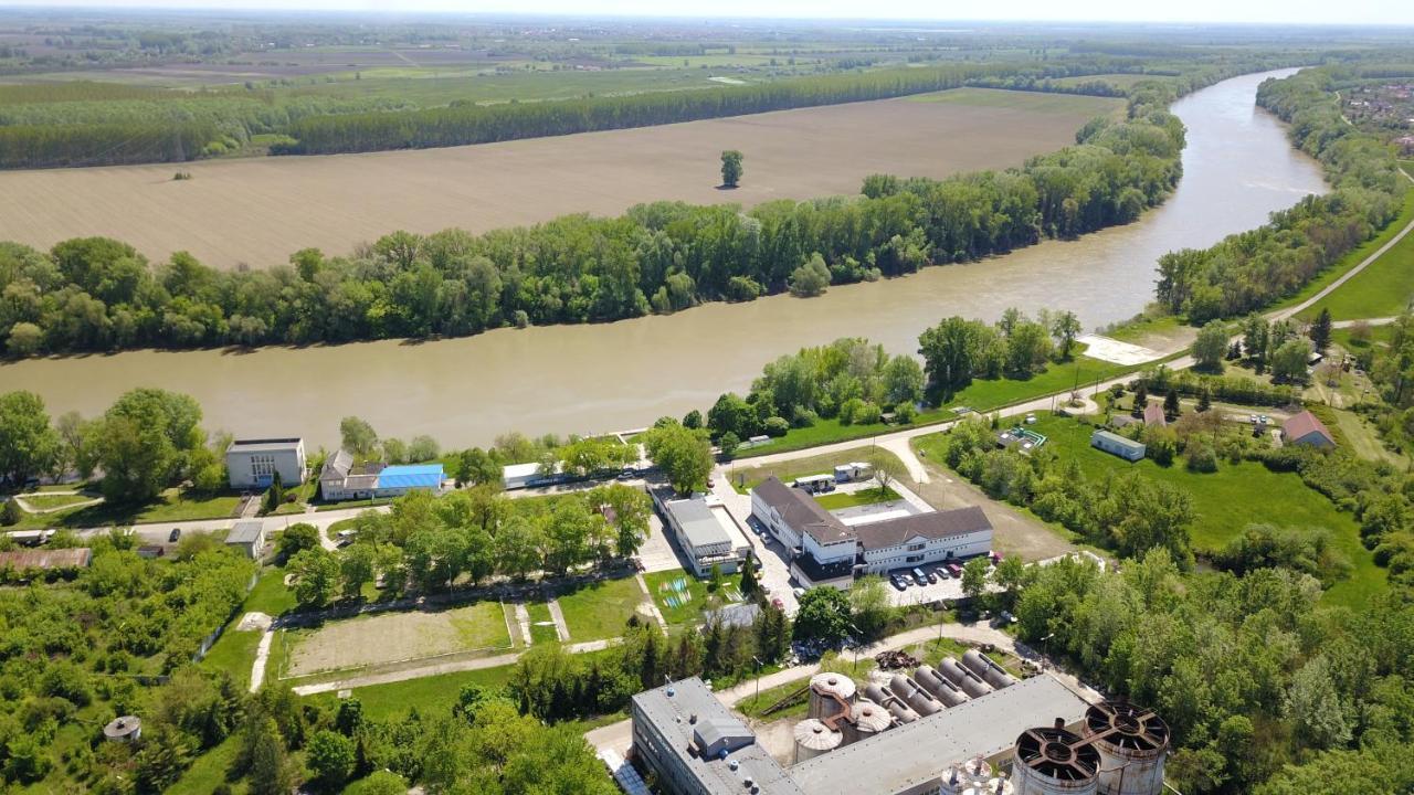 Nn Boutique Hotel Tiszaujvaros Luaran gambar