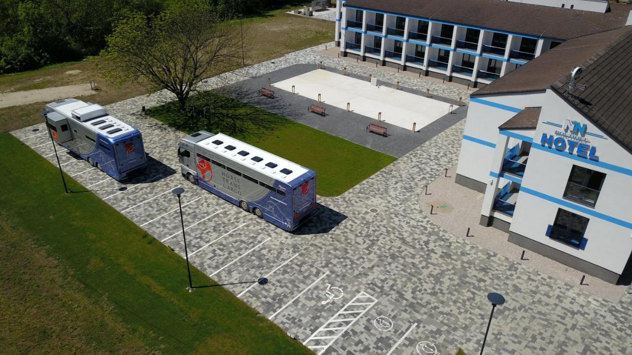 Nn Boutique Hotel Tiszaujvaros Luaran gambar