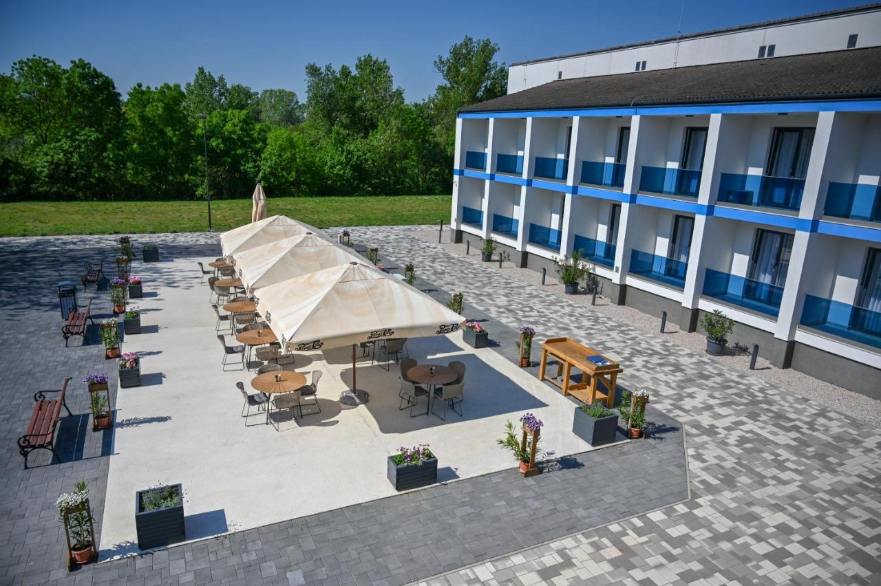 Nn Boutique Hotel Tiszaujvaros Luaran gambar