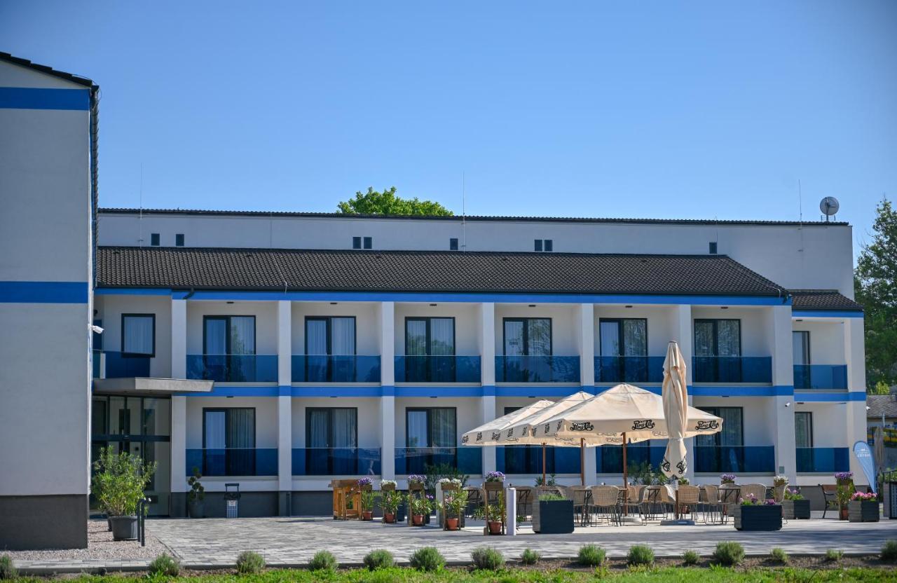 Nn Boutique Hotel Tiszaujvaros Luaran gambar