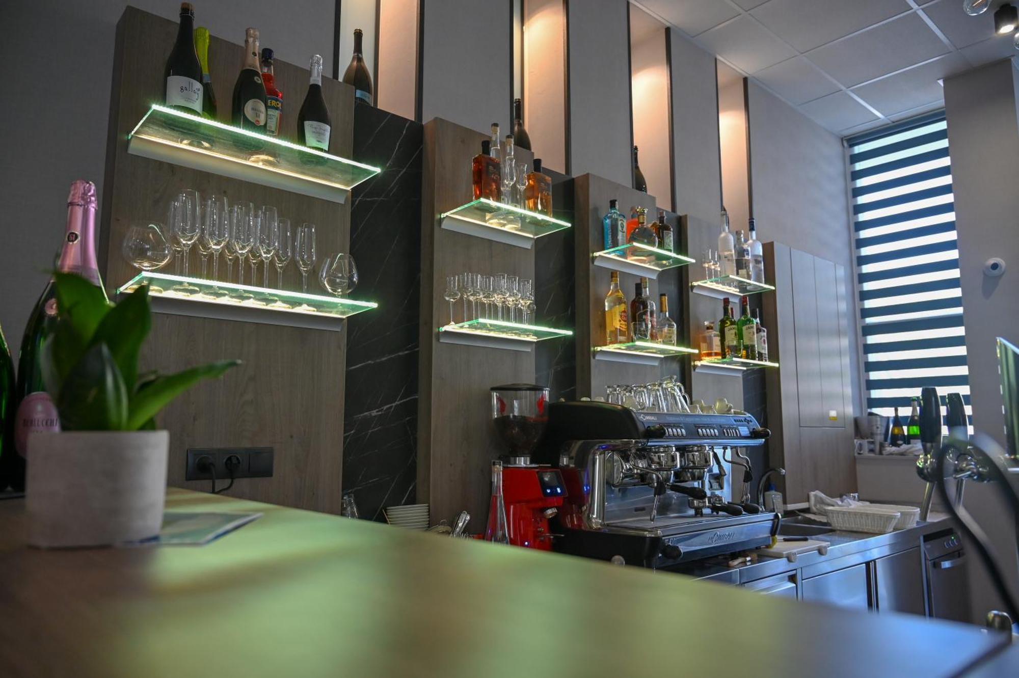 Nn Boutique Hotel Tiszaujvaros Luaran gambar