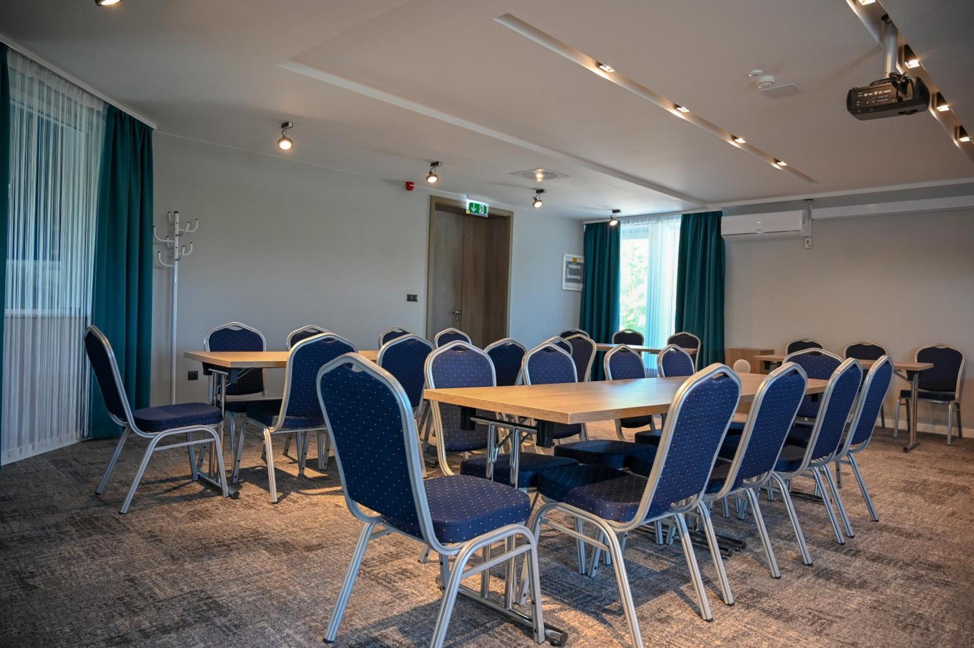 Nn Boutique Hotel Tiszaujvaros Luaran gambar