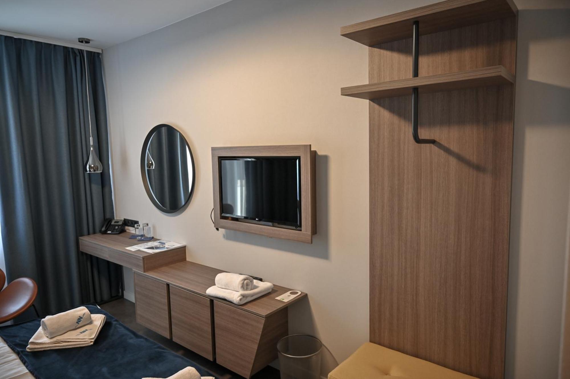 Nn Boutique Hotel Tiszaujvaros Luaran gambar