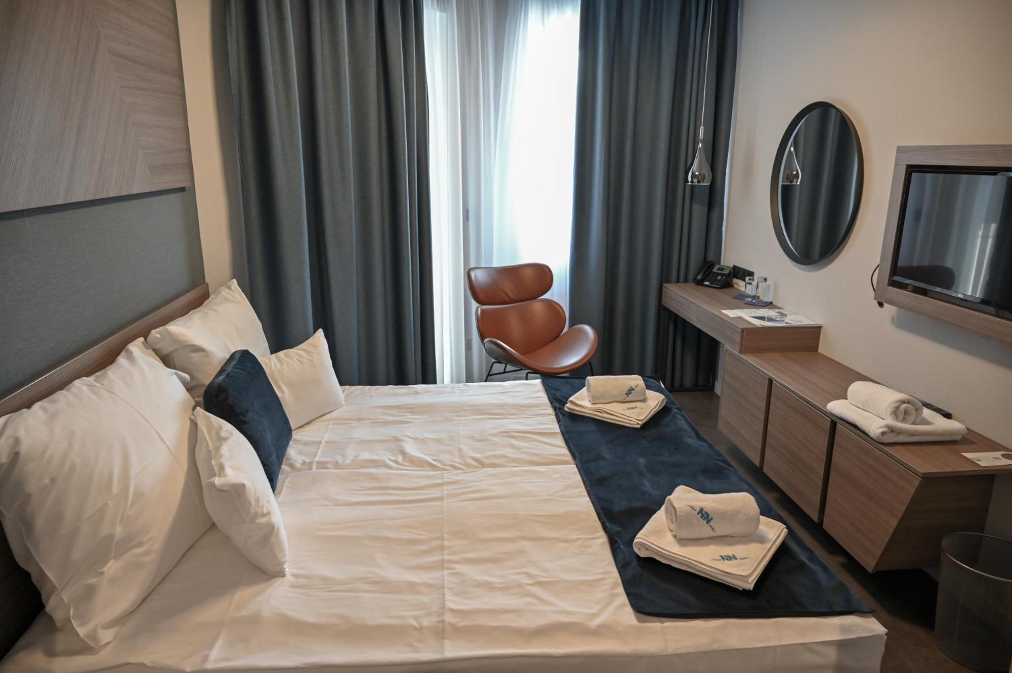 Nn Boutique Hotel Tiszaujvaros Luaran gambar