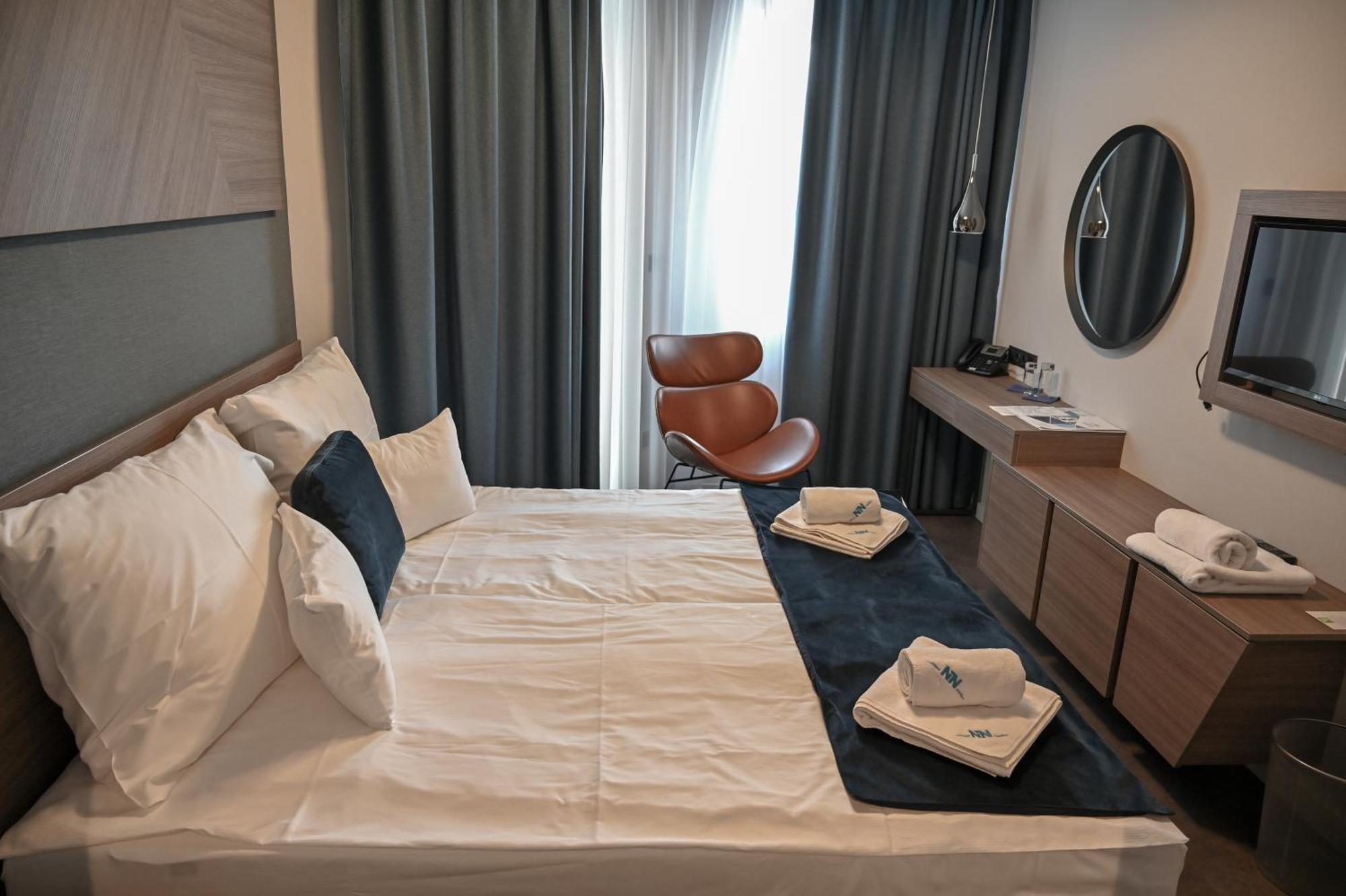Nn Boutique Hotel Tiszaujvaros Luaran gambar