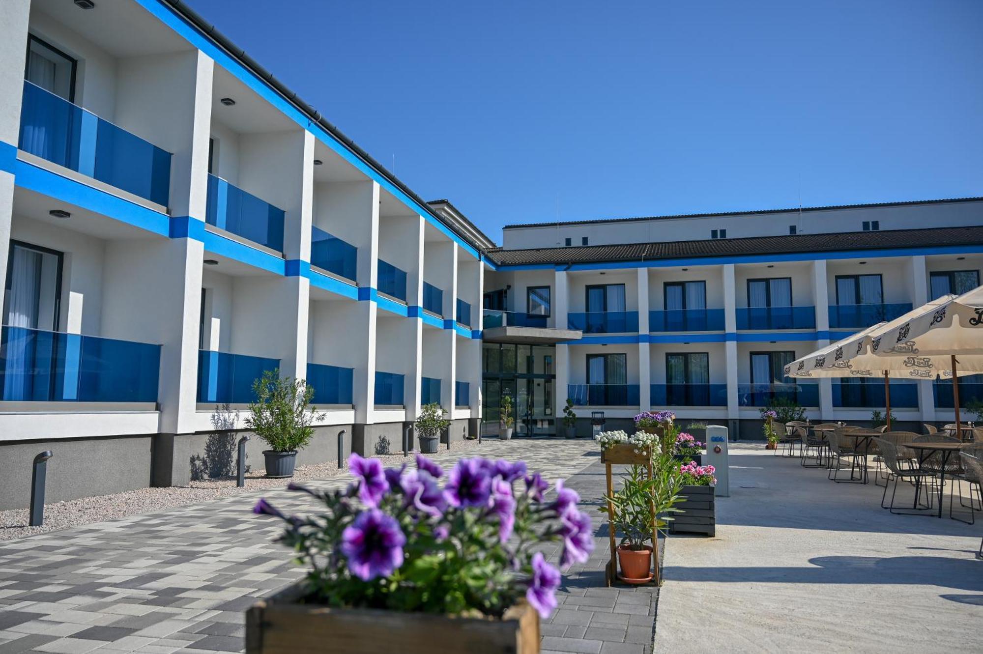 Nn Boutique Hotel Tiszaujvaros Luaran gambar