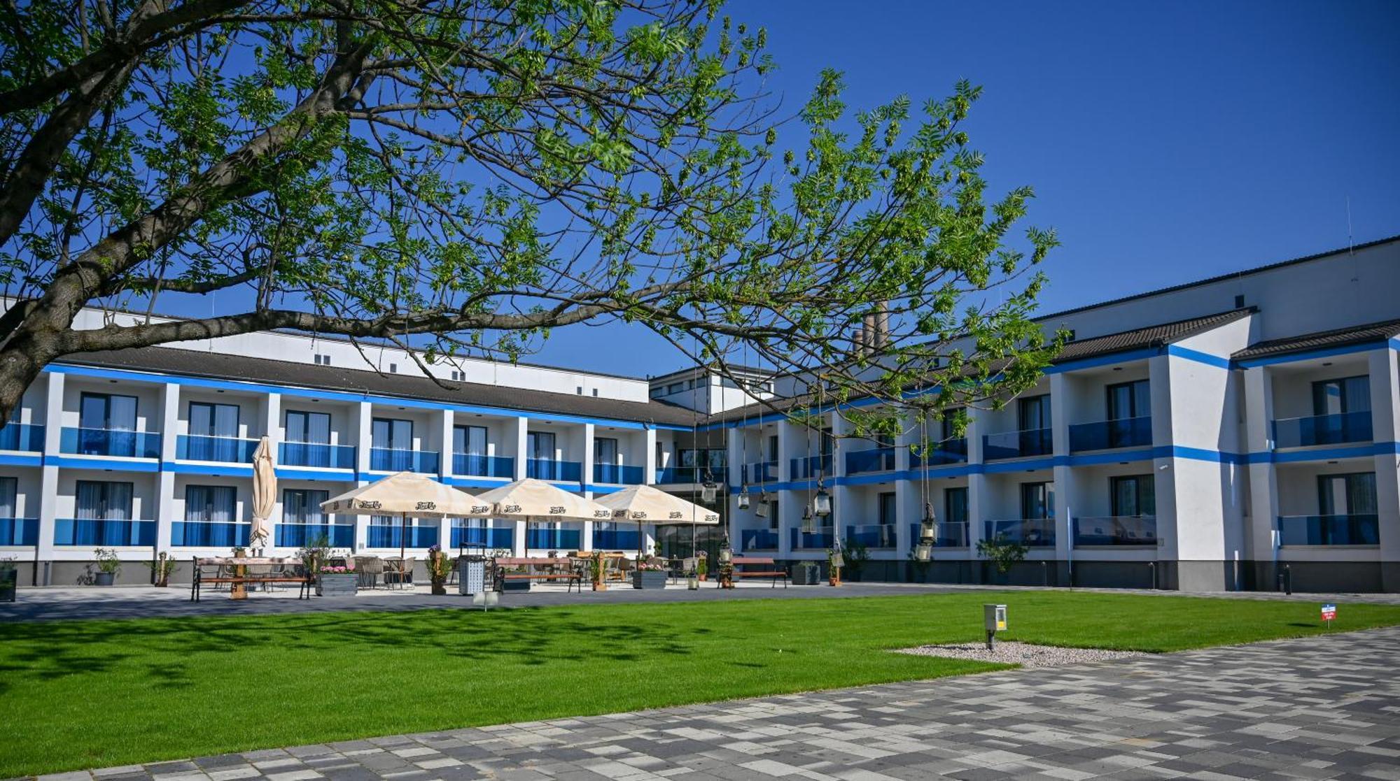 Nn Boutique Hotel Tiszaujvaros Luaran gambar